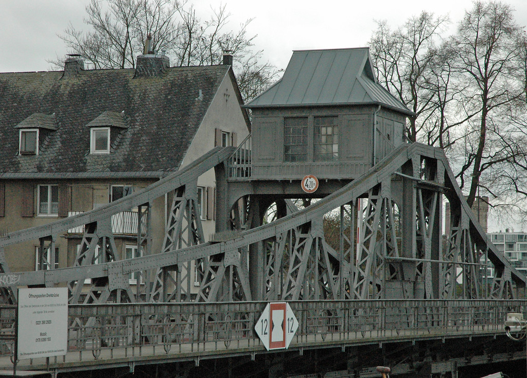 Deutzer Drehbrücke mit Steuerungshäuschen (2014)