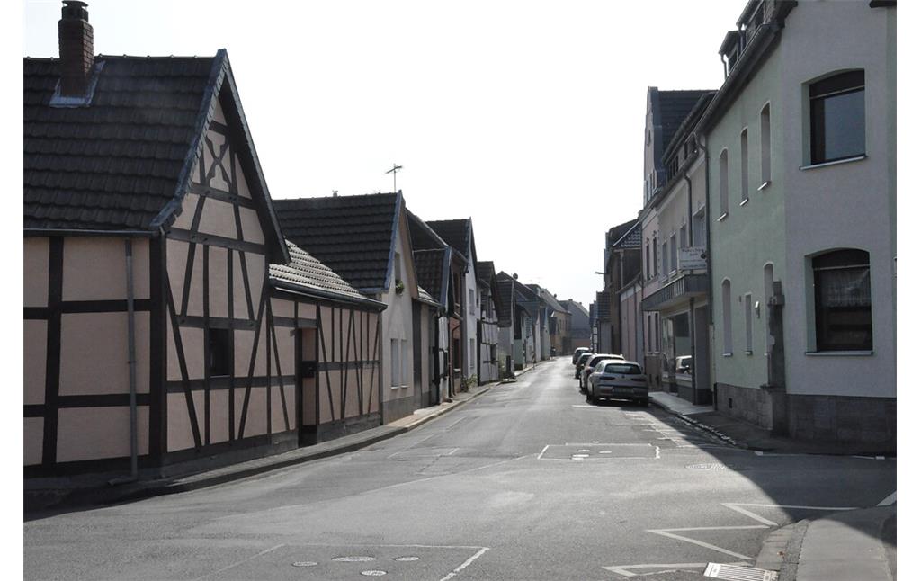Blick entlang der Hauptstraße in südöstliche Richtung im historischen Ortskern von Walberberg (2014)
