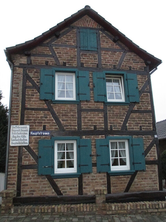 Haus in Merzenich mit historischen Schildern (2014)