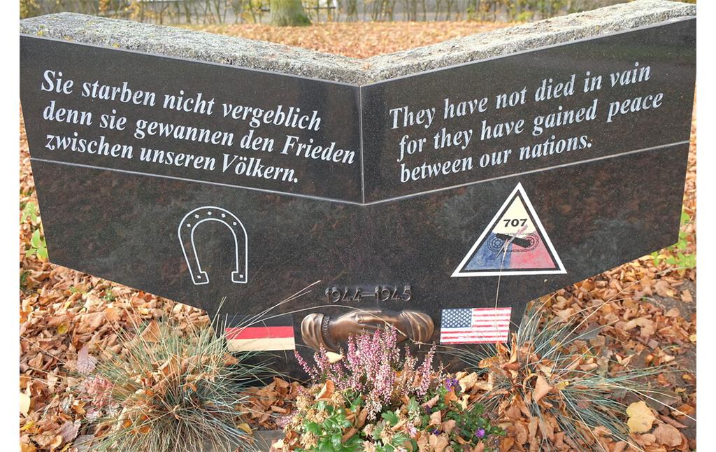 Bild 2: Nahaufnahme des Gedenksteins in Nideggen-Schmidt (Aufnahme vom 30.10.2015). Darauf steht zweisprachig: "Sie starben nicht vergeblich / denn sie gewannen den Frieden / zwischen unseren Völkern."