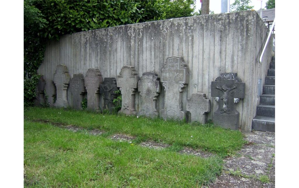 Elf der insgesamt 16 Grabkreuze aus dem 17./18. Jahrhundert bei der Katholischen Pfarrkirche Sankt Sebastian in Sinzig-Bad Bodendorf (2012)