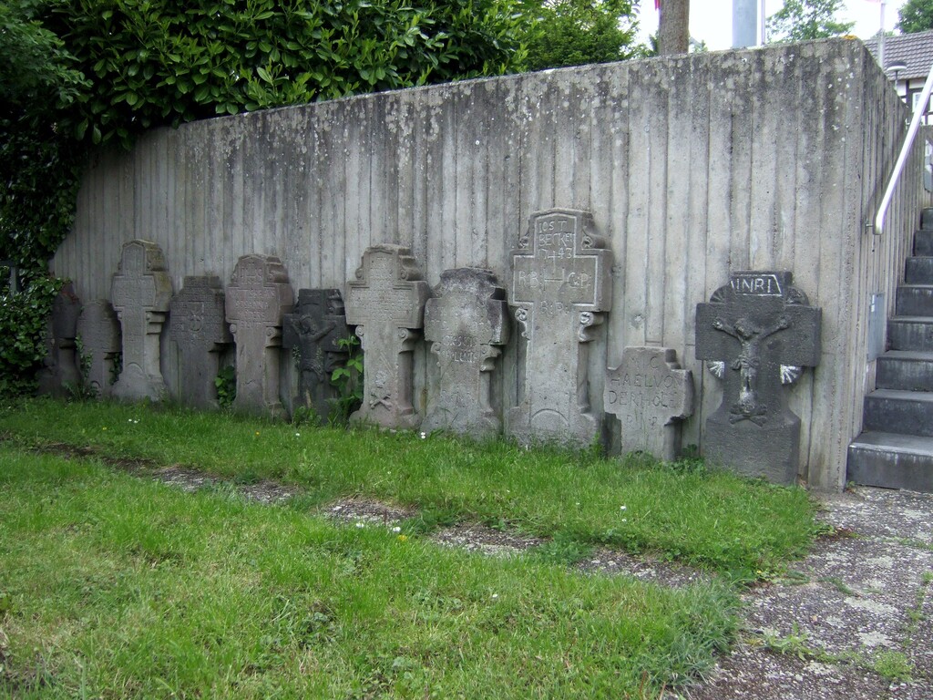 Elf der insgesamt 16 Grabkreuze aus dem 17./18. Jahrhundert bei der Katholischen Pfarrkirche Sankt Sebastian in Sinzig-Bad Bodendorf (2012)