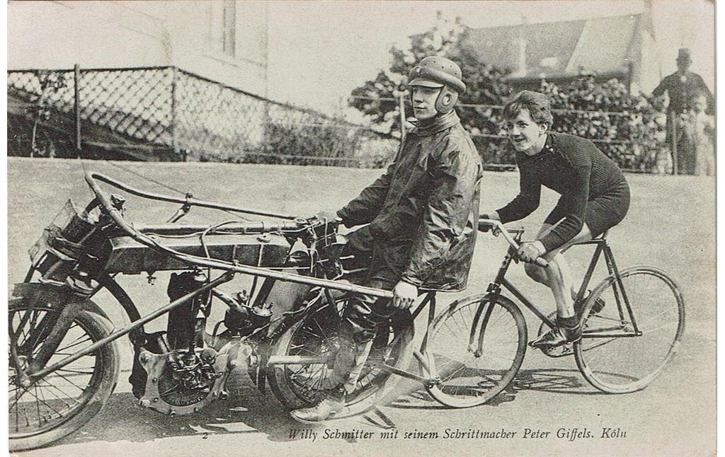 Historische Postkarte (undatiert, wohl vor 1905): Der Kölner Radsportler Willy Schmitter hinter seinem Schrittmacher Peter Giffels bei einem Radrennen auf der Riehler Radrennbahn.