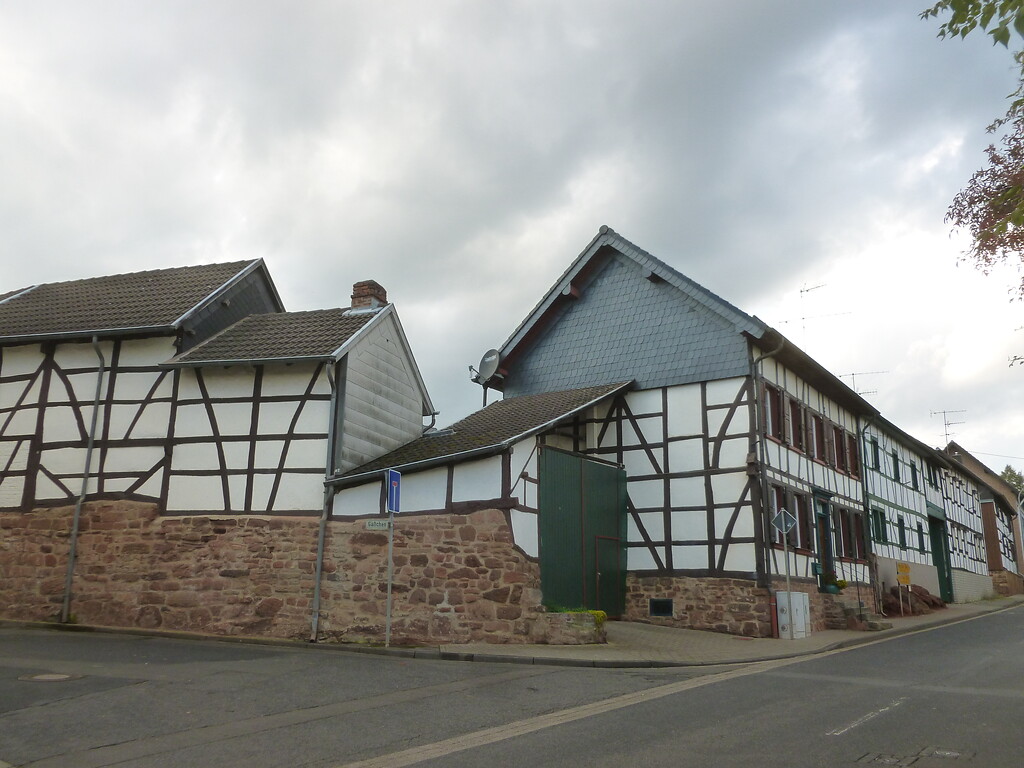 An diesem Straßenzug in Glehn befindet sich eine Reihe gut erhaltener Fachwerkhäuser auf Bruchsteinsockeln. (2014)