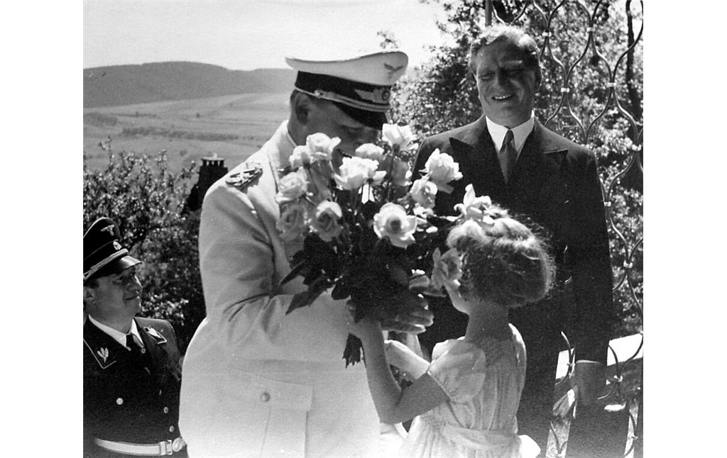 Bild 10: Übergabe von Blumen durch Kinder an Hermann Göring, rechts Werner Peiner (1938)