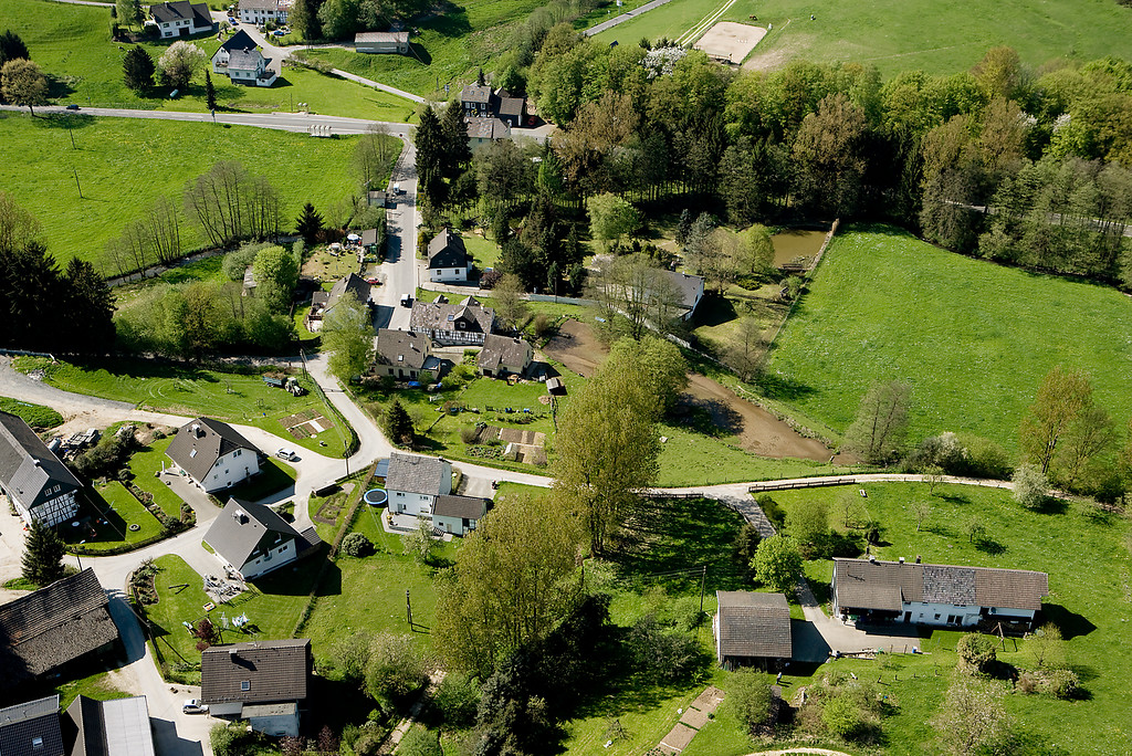 Vellingen mit Mühle (Mitte) und Teich, Lindlar (2009)