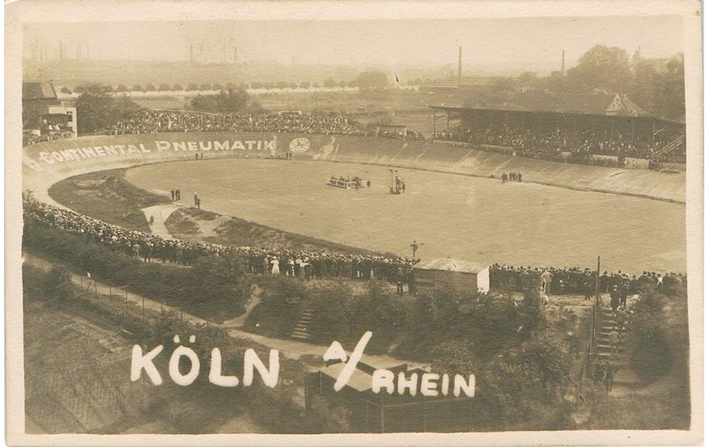 Historische Postkarte (um 1930): "Köln a/ Rhein" mit Blick auf die Riehler Radrennbahn.