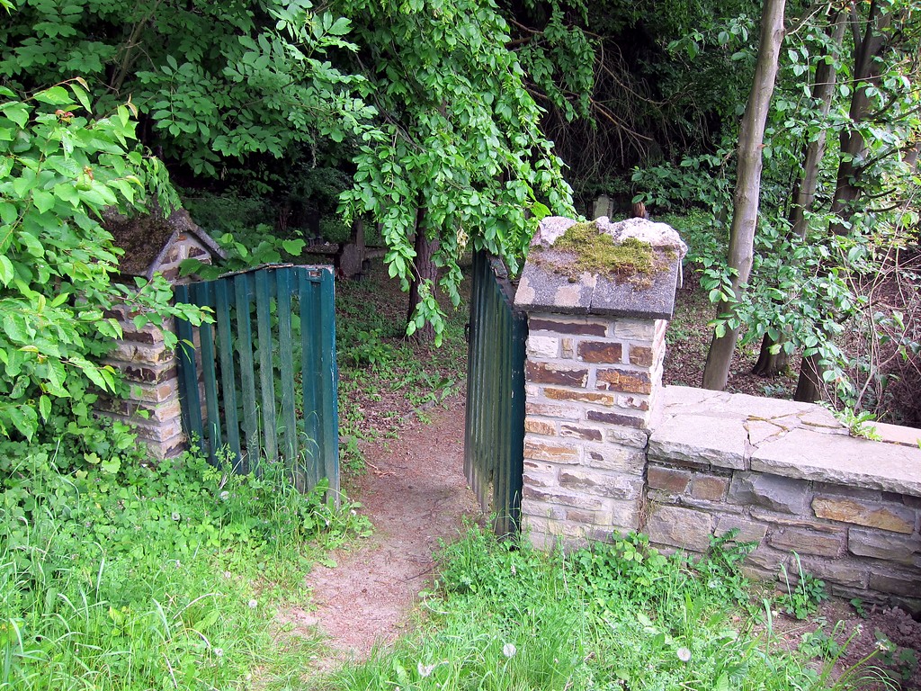 Zugang zum zwischen Waldrand und Kreisstraße gelegenen jüdischen Friedhof oberhalb von Dernau im Ahrtal (2015).