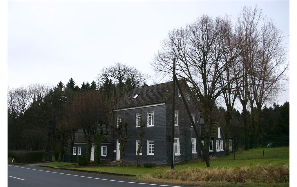 Mit Schiefer verkleidetes und von Hausbäumen umgebenes Wohnhaus in Landwehr (2008)