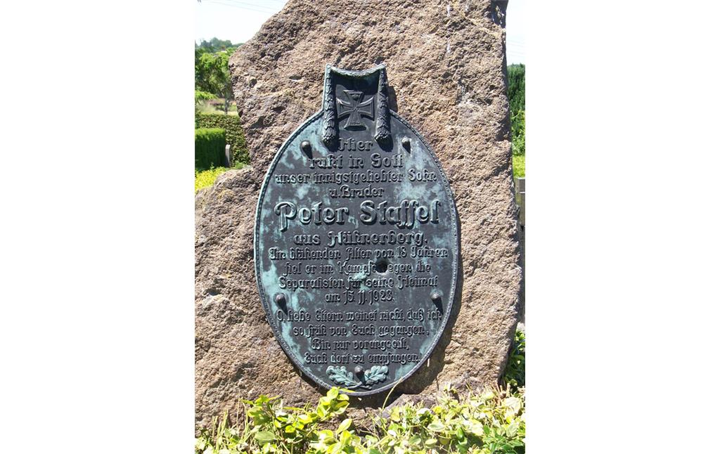 Inschriftentafel für Peter Staffel, Opfer der Separatistenkämpfe im Siebengebirge, auf dem Friedhof Eudenbach (2009)