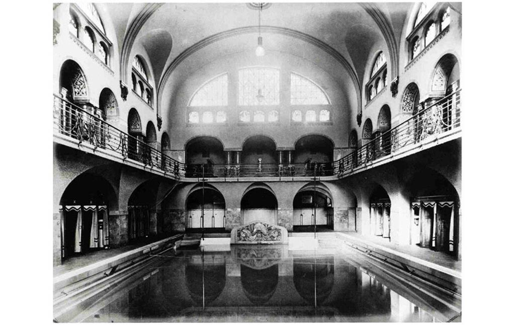 Schwimmhalle des alten Victoriabads in Bonn (1915)