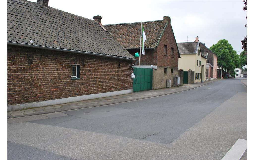 Straßenansicht der Auweilerstraße. Typisch für das Dorf sind niedrige Backsteinbauten, die früher zu landwirtschaftlichen Gehöften gehörten (2014.