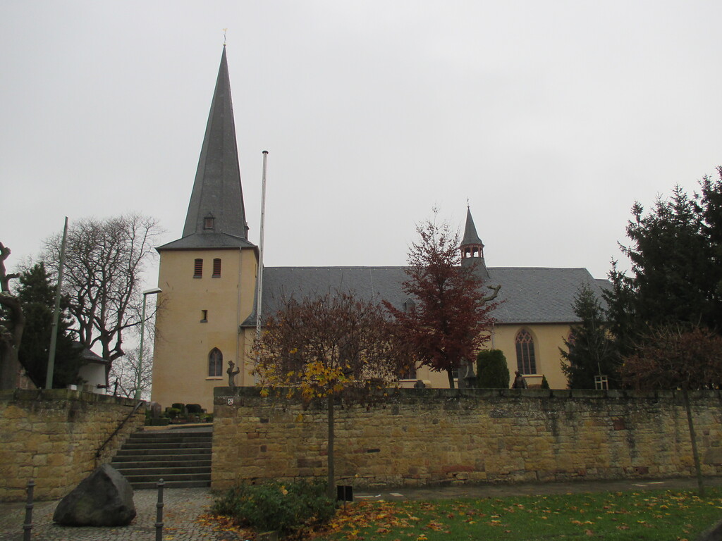 Romanische Pfarrkirche St. Stephanus in Bürvenich (2014)
