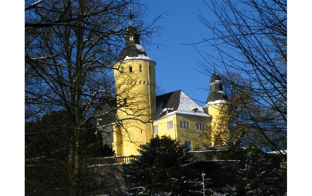 Schloss Homburg bei Nümbrecht mit seinen zwei Türmen inmitten des Schlossparks (2009).