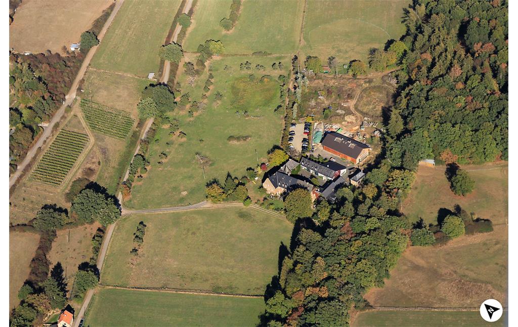 Luftbildaufnahme des Klosters Schweinheim mit Nordpfeil (2018)