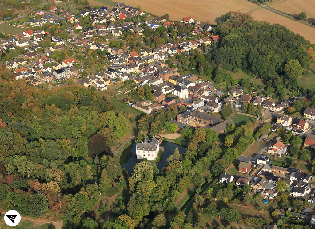 Luftbildaufnahme der Wasserburg Metternich mit Nordpfeil (2018)