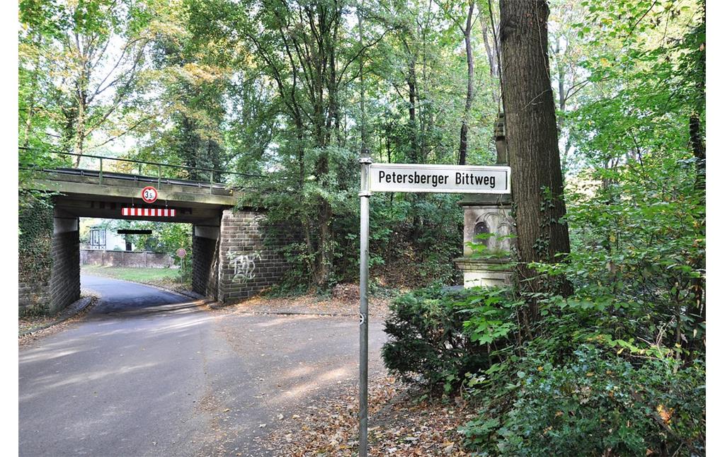 Aufnahme Richtung Westen der Straßenkreuzung "Petersberger Bittweg"/"Am Lessing" in Königswinter (2018).