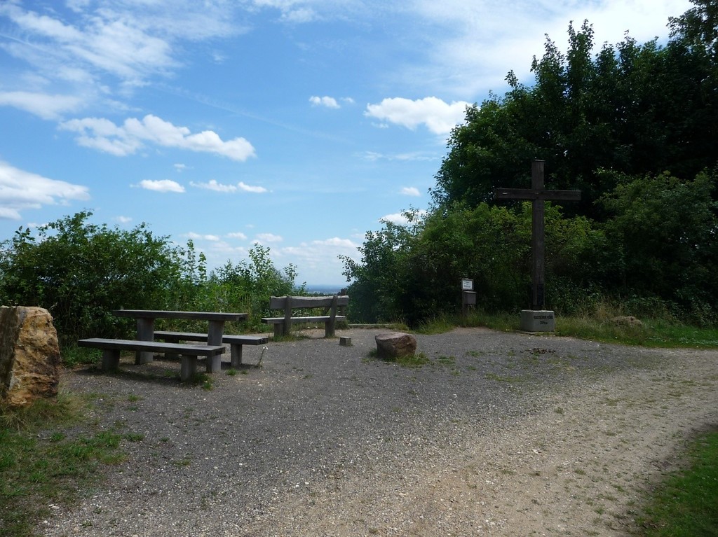 Abbildung 1: Ruheplatz am Gipfelkreuz der Glessener Höhe mit Gipfelbuch (2009)