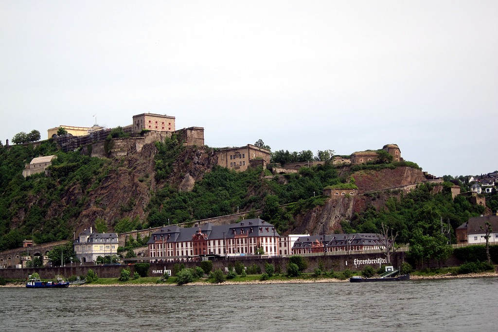 Blick auf die Festung Ehrenbreitstein von der Koblenzer Rhein-Uferpromenade aus gesehen (2014)