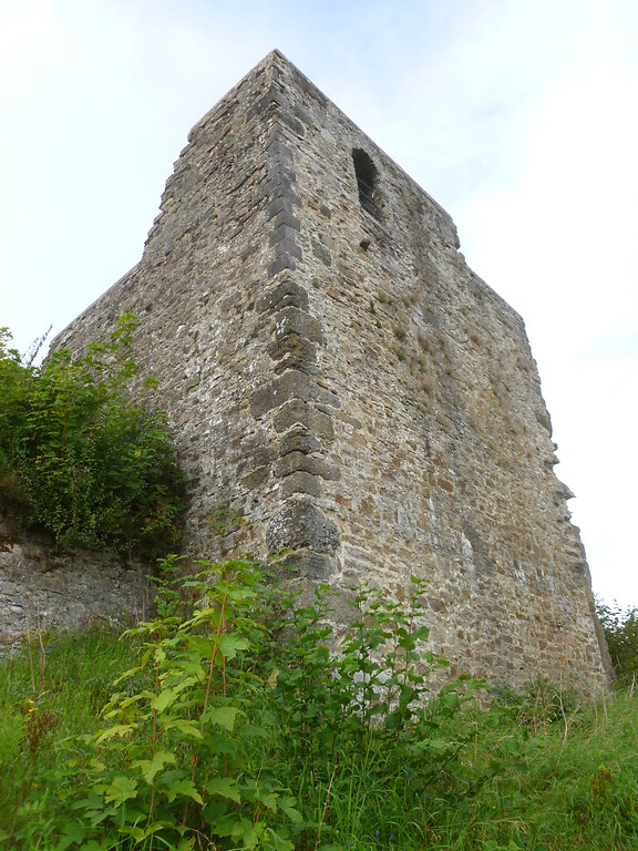 Turm der Burgruine Kronenburg, Südwestseite (2014)