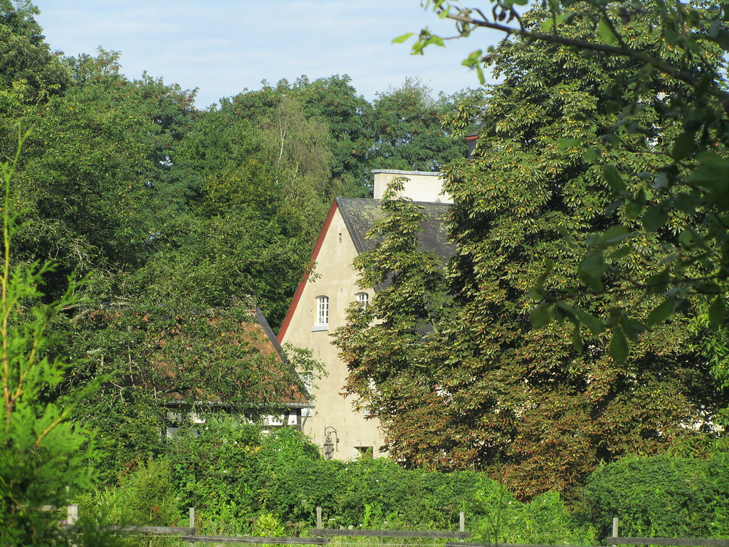 Rückseite des Haupthauses und ein Teil der in Fachwerk errichteten Vorburg der Schallenburg (2014)