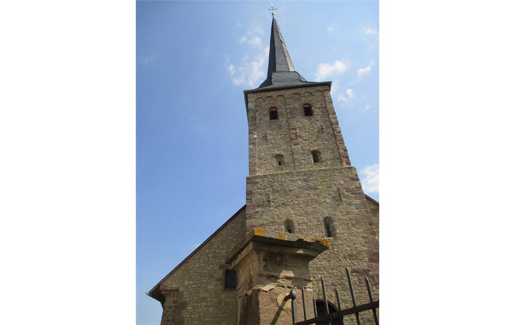 Turm der Pfarrkirche St. Agatha in Embken (2015)