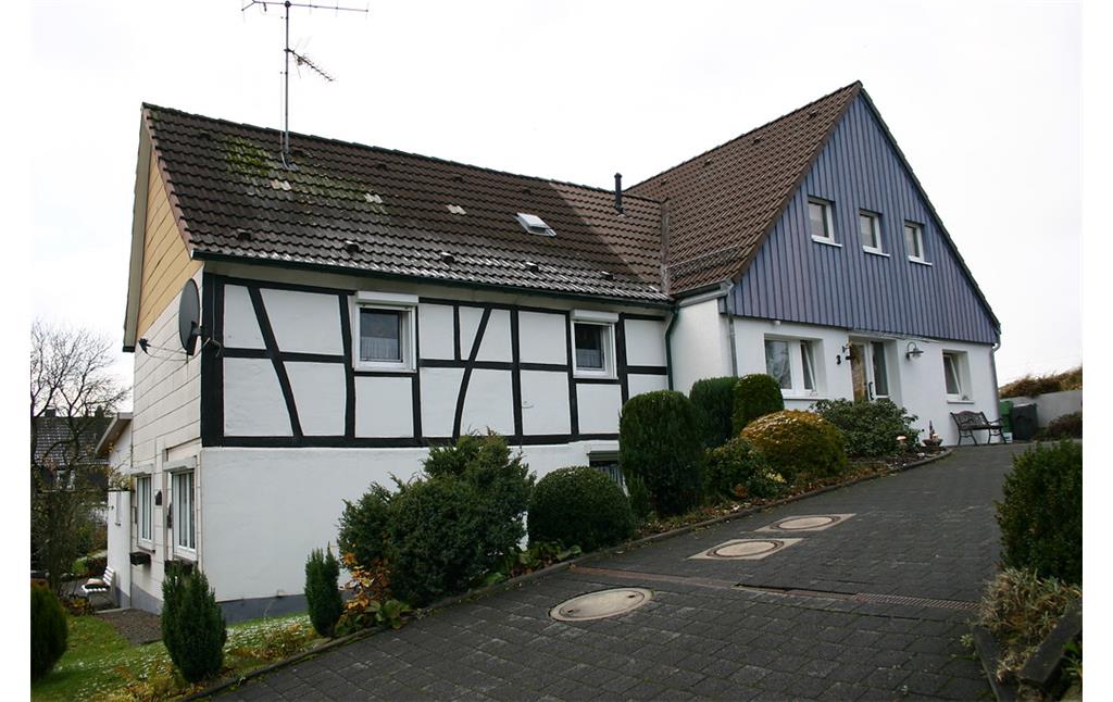 Modernisierter landwirtschaftlicher Hof mit Fachwerkelementen in Fürweg (2007)