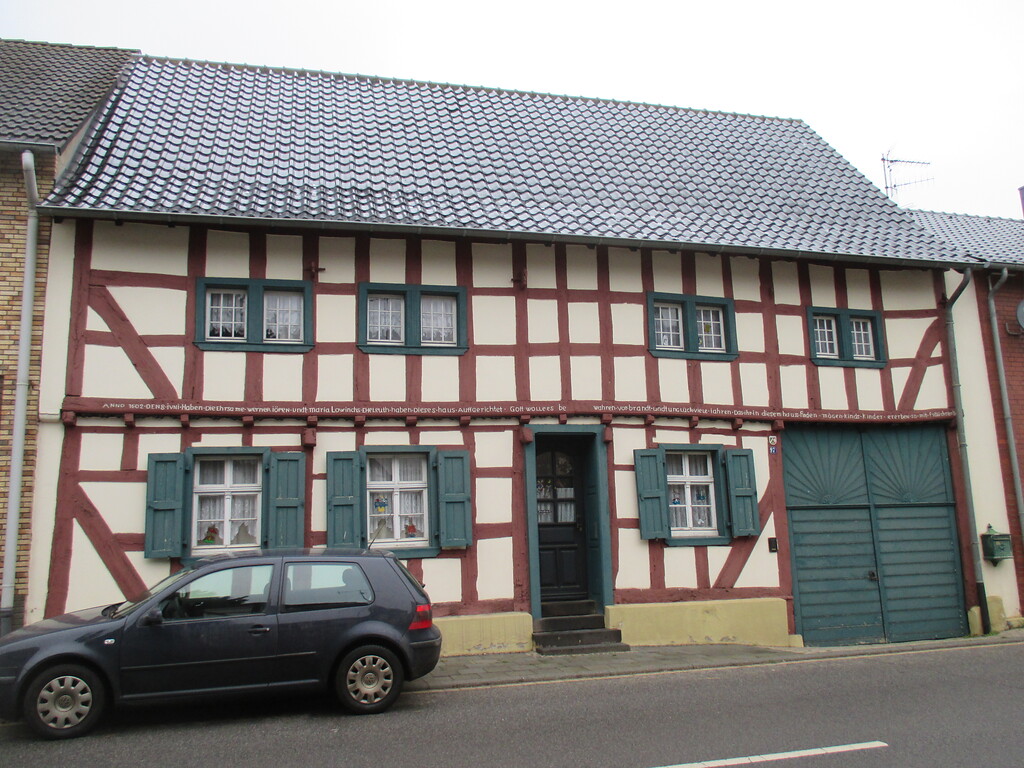 Fachwerkhaus in Bürvenich mit grünen Schlagläden grünem, verziertem Holztor zum Hof (2014)