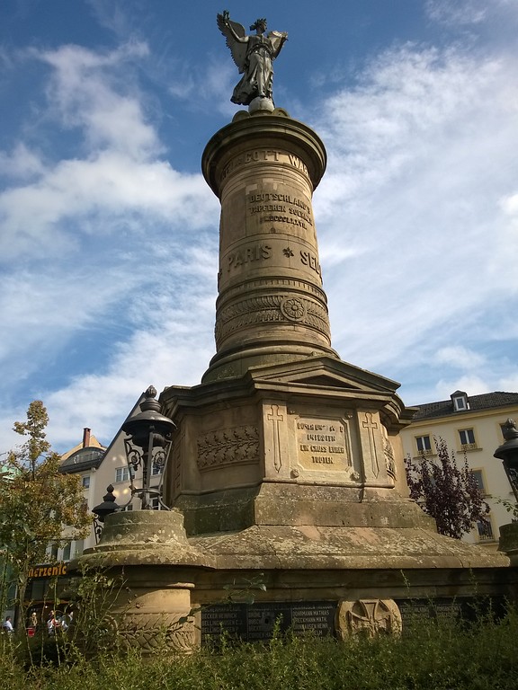 Kriegerdenkmal "Siegessäule" auf dem Marktplatz in Siegburg (2014)