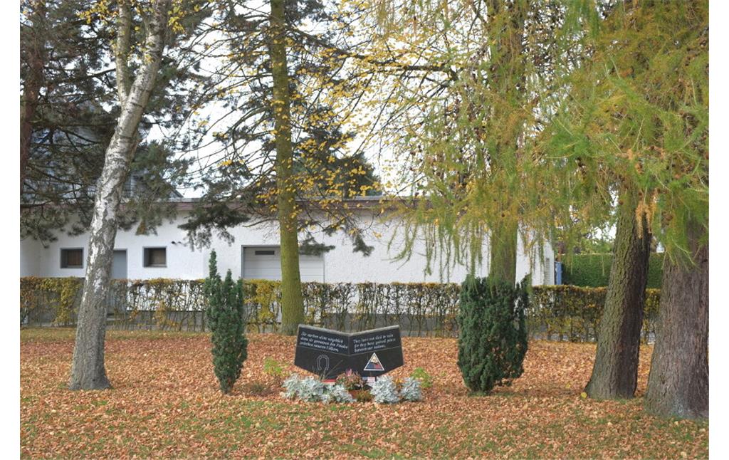 Bild 1: Der 1999 gesetzte Gedenkstein in Nideggen-Schmidt an dem Standort im Gemeindepark, den er dort bis zum Frühjahr 2019 einnahm (Aufnahme vom 30.10.2015).