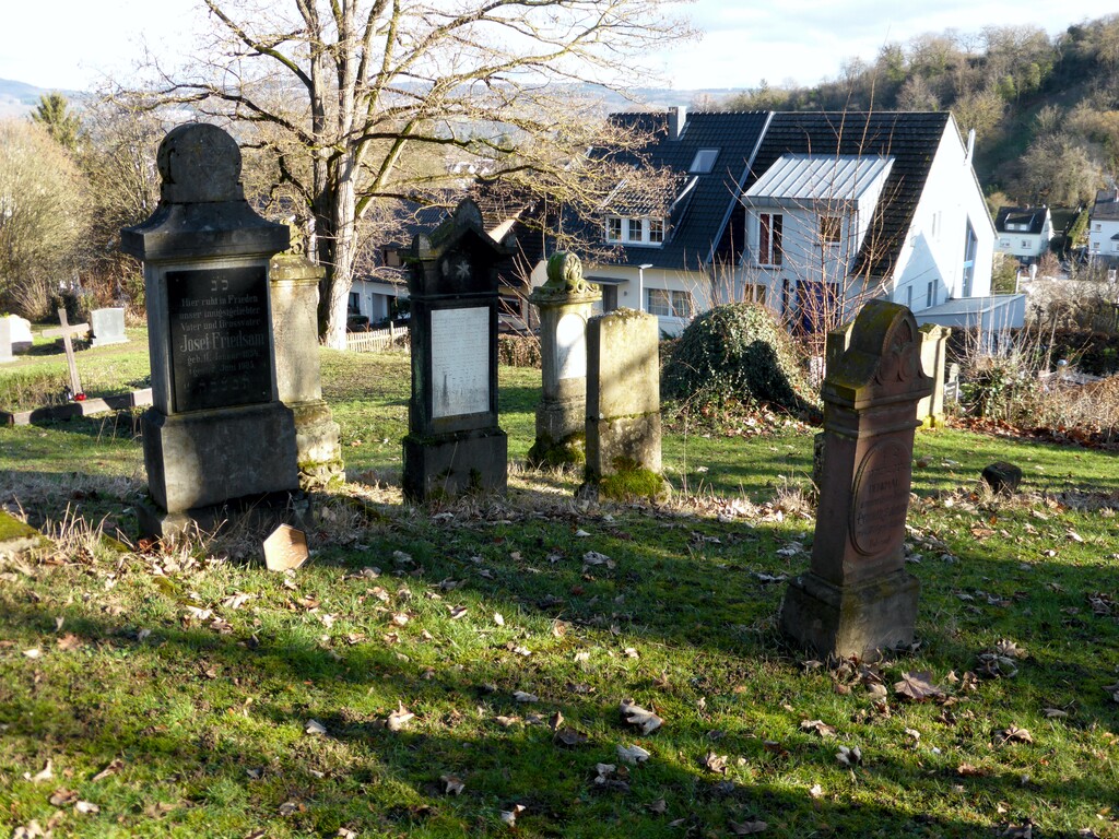 Grabstätten auf dem neuen Jüdischen Friedhof Sinzig, einem Teil des Kommualfriedhofs (2023)