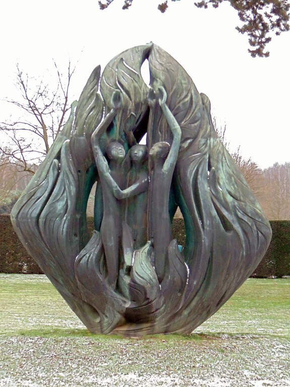 Detailaufnahme der Plastik "Jünglinge im Feuerofen" aus dem Jahr 1968 von Heribert Calleen auf dem Westfriedhof in Köln-Vogelsang (2021)