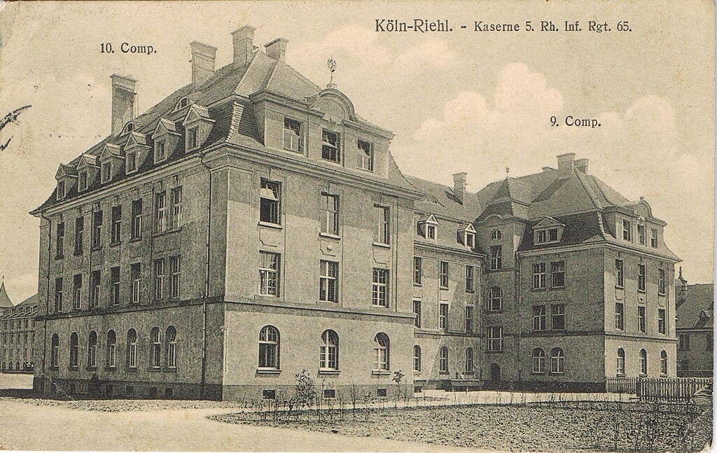 Historische Postkarte (gelaufen 1912): Blick von der Pforte der Kaserne Boltensternstraße in Köln-Riehl in östliche Richtung auf das Mannschaftsgebäude.