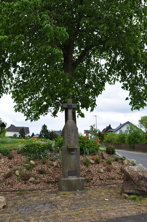 Wegekreuz unter einem großen Baum in Lommersdorf (2014)