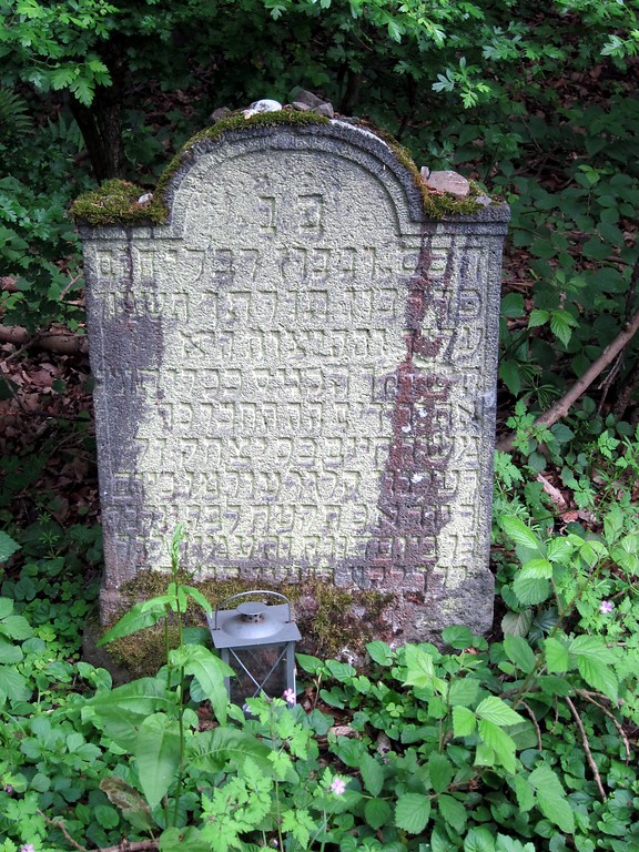 Grabstein auf dem jüdischen Friedhof oberhalb von Dernau im Ahrtal (2015).