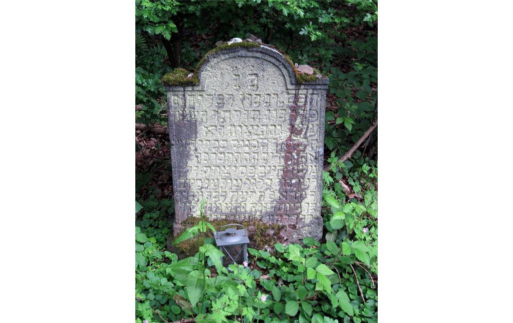 Grabstein auf dem jüdischen Friedhof oberhalb von Dernau im Ahrtal (2015).