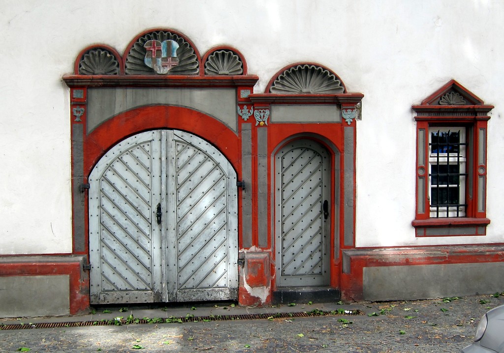 Ein Tor, eine Tür und ein Fenster der Alten Burg in Koblenz auf der Südseite des Gebäudes (2014)