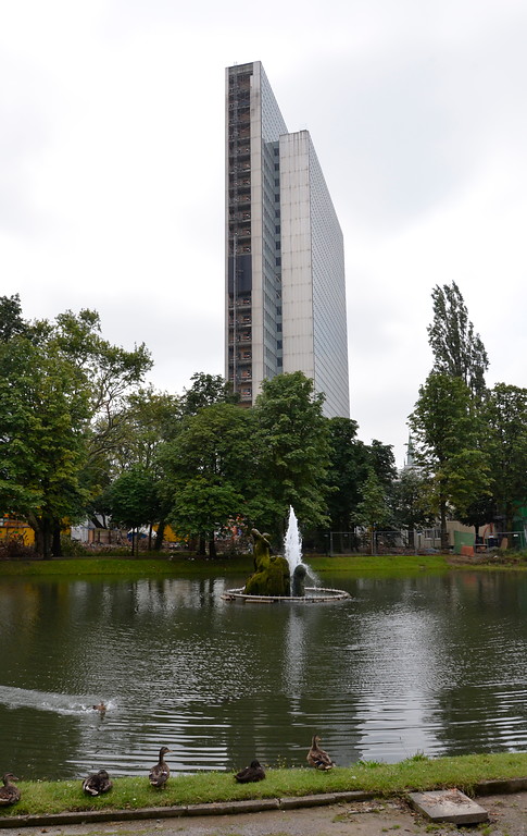 Dreischeibenhaus in der Frontansicht vor einem Teich im Hofgarten Düsseldorf (2014).