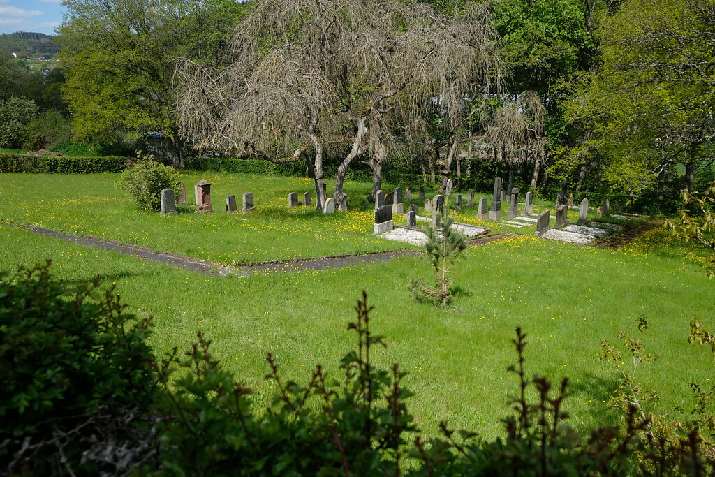 Bild 21: Der jüdische Friedhof von Blumenthal heute (2021). Während der NS-Zeit wurden hier auch tote Zwangsarbeiter begraben. Auf Bild 28 sind auf dem Buchtitel später gesetzte "Russenkreuze" auf diesem Friedhof sichtbar. Sie befanden sich im linken Bereich des aktuellen Fotos.