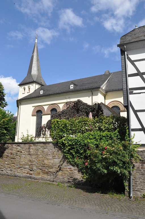 Blick vom "Weißen Pferdchen" auf die Pfarrkirche St. Laurentius, Hohkeppel (2014)