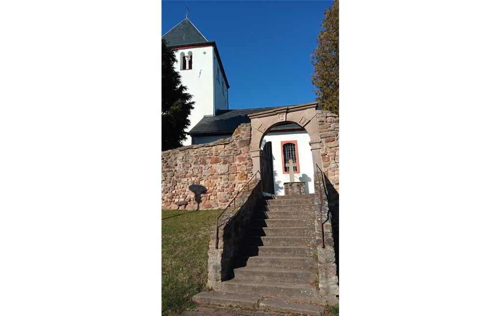 Aufgang zur katholischen Pfarrkirche St. Johannes Baptist in Mechernich (2022)