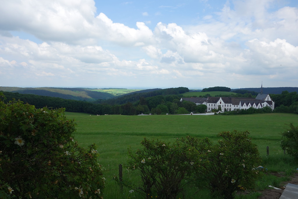 Die Abtei Mariawald liegt in freier Landschaft am Rand einer Rodungsinsel oberhalb von Heimbach (2016).
