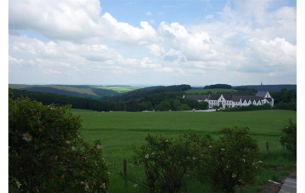 Die Abtei Mariawald liegt in freier Landschaft am Rand einer Rodungsinsel oberhalb von Heimbach (2016).