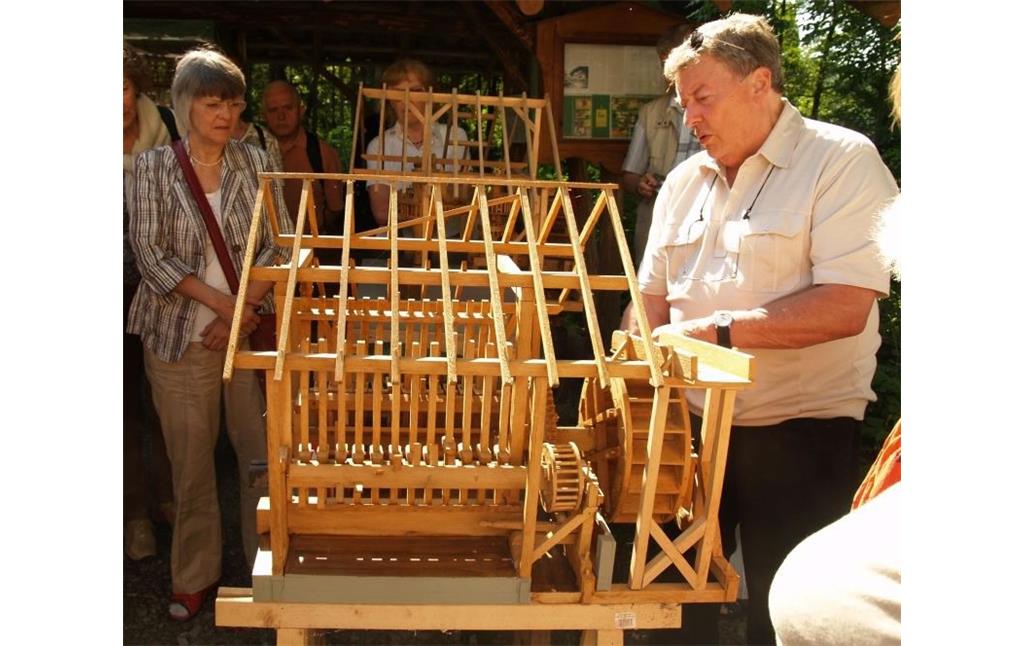 Steiner Mühle am Mühlentag mit Holzmodell von Günter Blömer (2009)