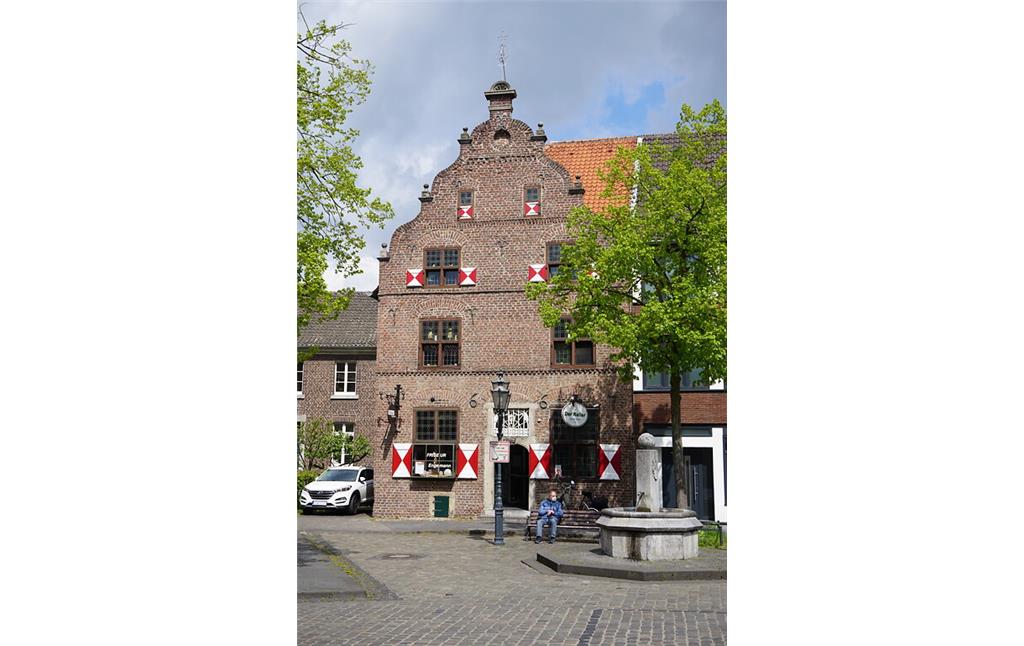 Historischer Ortskern Hüls (2021). Historisches Gebäude von 1667 am Marktplatz.