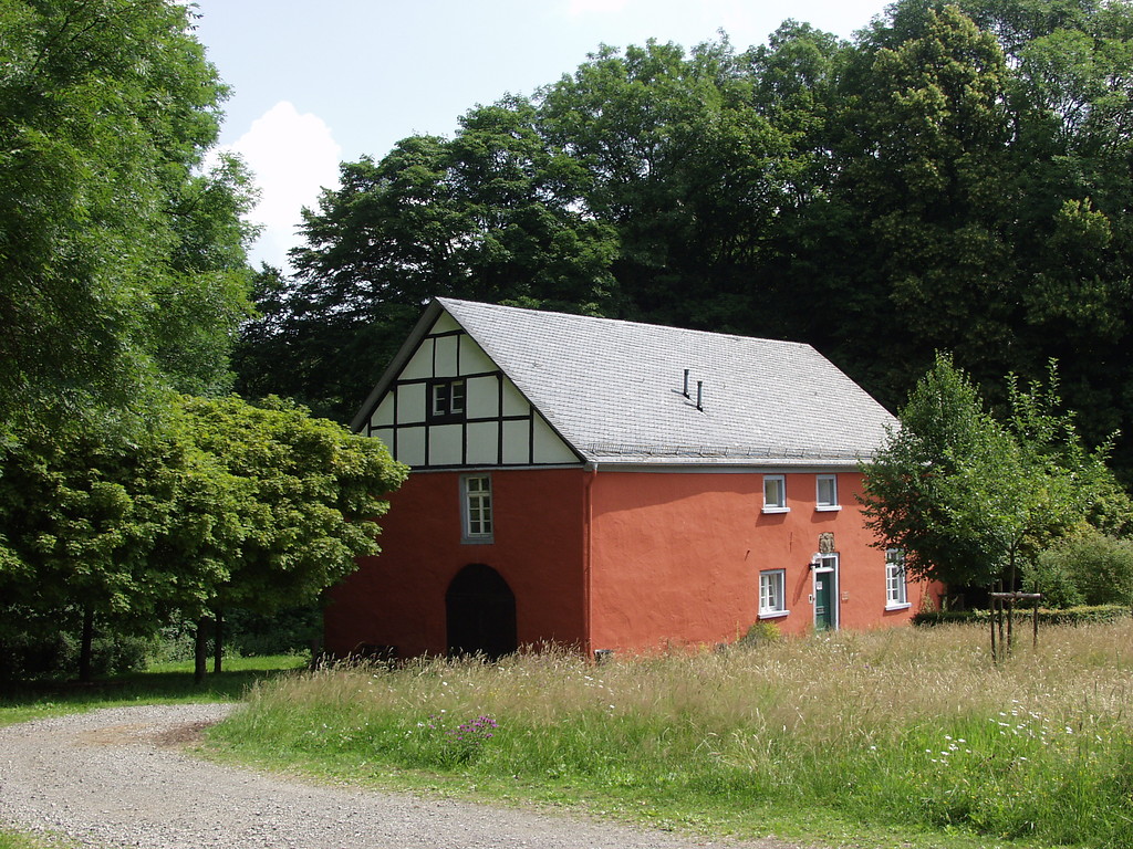Das Rote Haus, eine ehemalige Zehntscheune, am Sitz der Biologischen Station Oberberg (2001).