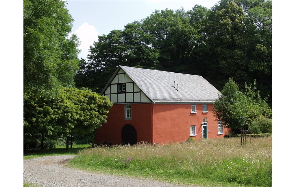Das Rote Haus, eine ehemalige Zehntscheune, am Sitz der Biologischen Station Oberberg (2001).