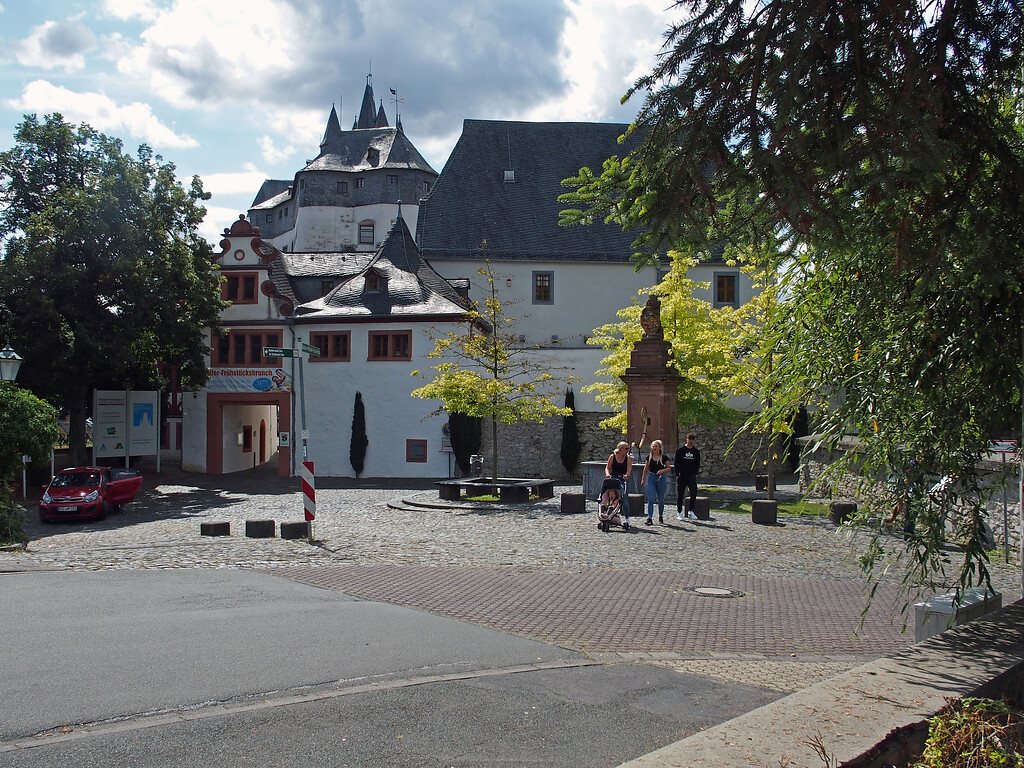Eingang der Höhenburg Grafenschloss Diez  mit Vorplatz nahe der Straße Schlossberg (2020)