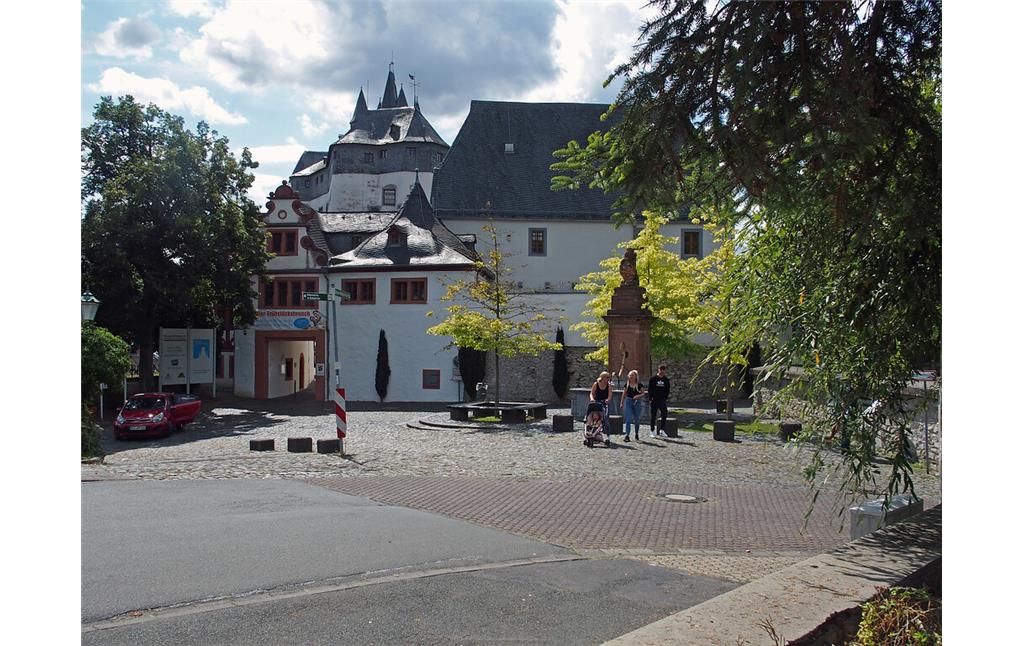 Eingang der Höhenburg Grafenschloss Diez  mit Vorplatz nahe der Straße Schlossberg (2020)