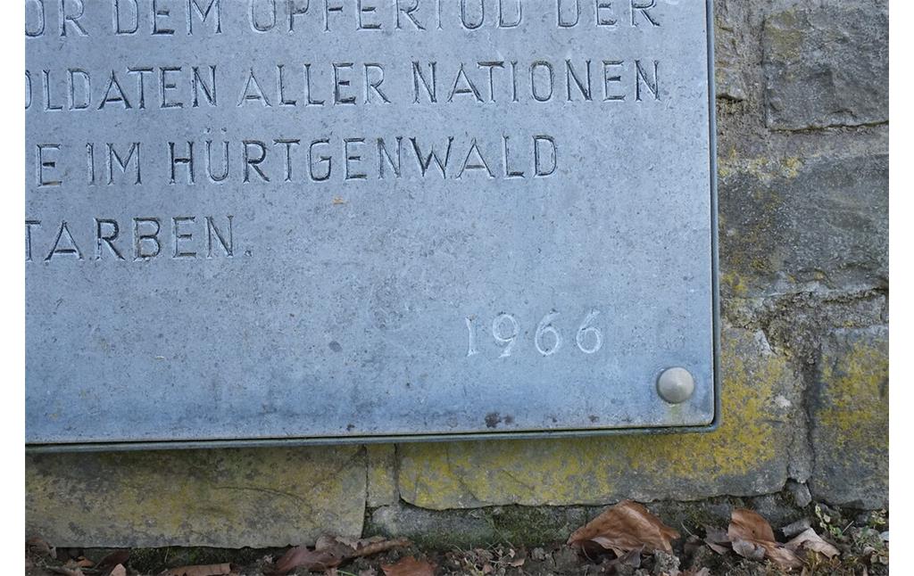 Bild 9: Tafel im Eingangsbereich der sogenannten "Windhund-Anlage" neben der Kriegsgräberstätte Vossenack mit der 2016 eingravierten Jahreszahl 1966 (Aufnahme vom 21.04.2016).